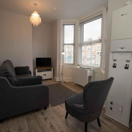 Pass The Keys Newly Renovated 2 Bedroom Apartment And Free Parking Scarborough Esterno foto