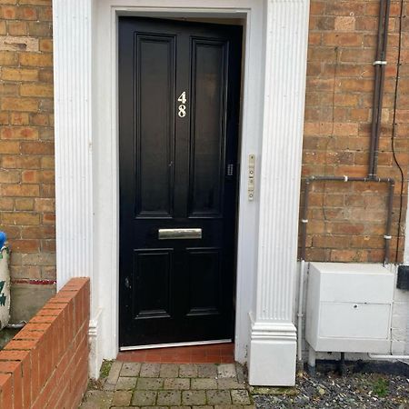 Pass The Keys Newly Renovated 2 Bedroom Apartment And Free Parking Scarborough Esterno foto