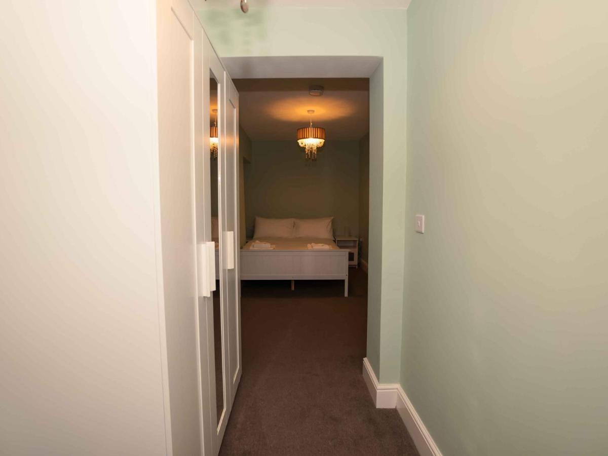 Pass The Keys Newly Renovated 2 Bedroom Apartment And Free Parking Scarborough Esterno foto