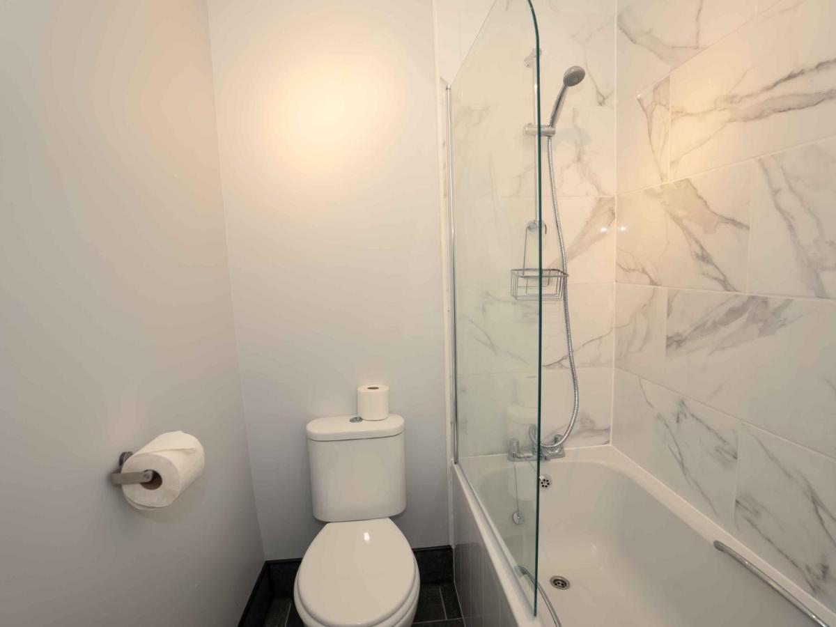 Pass The Keys Newly Renovated 2 Bedroom Apartment And Free Parking Scarborough Esterno foto